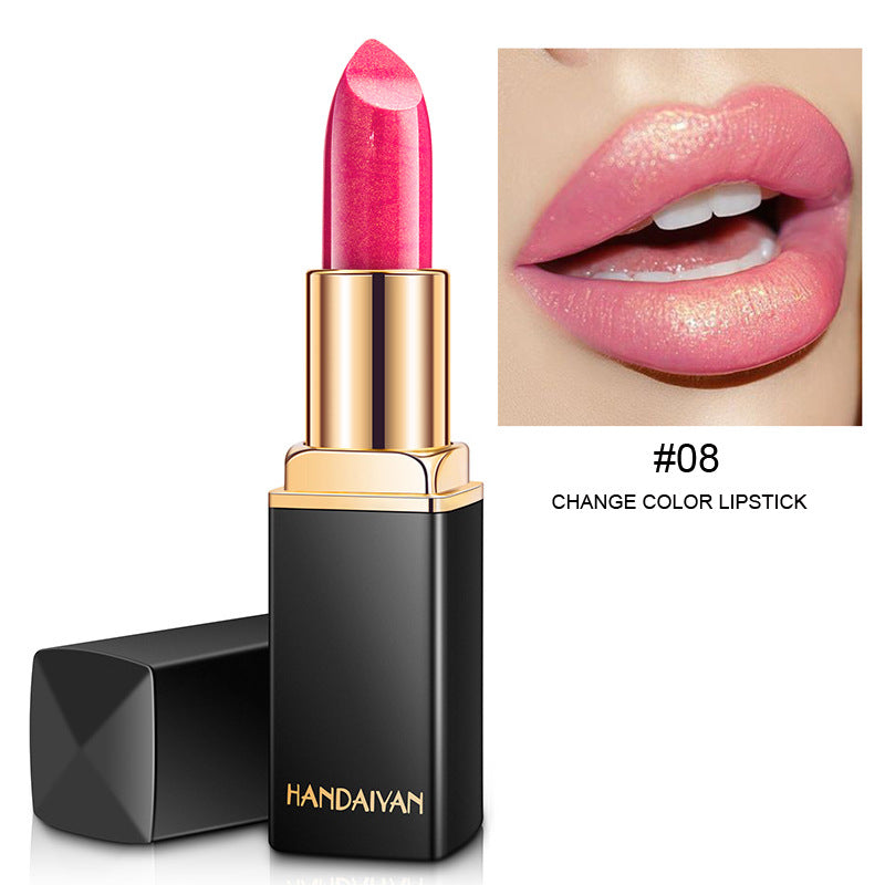 Maison Éloire Radiant Metallic Lipstick – applicator close-up